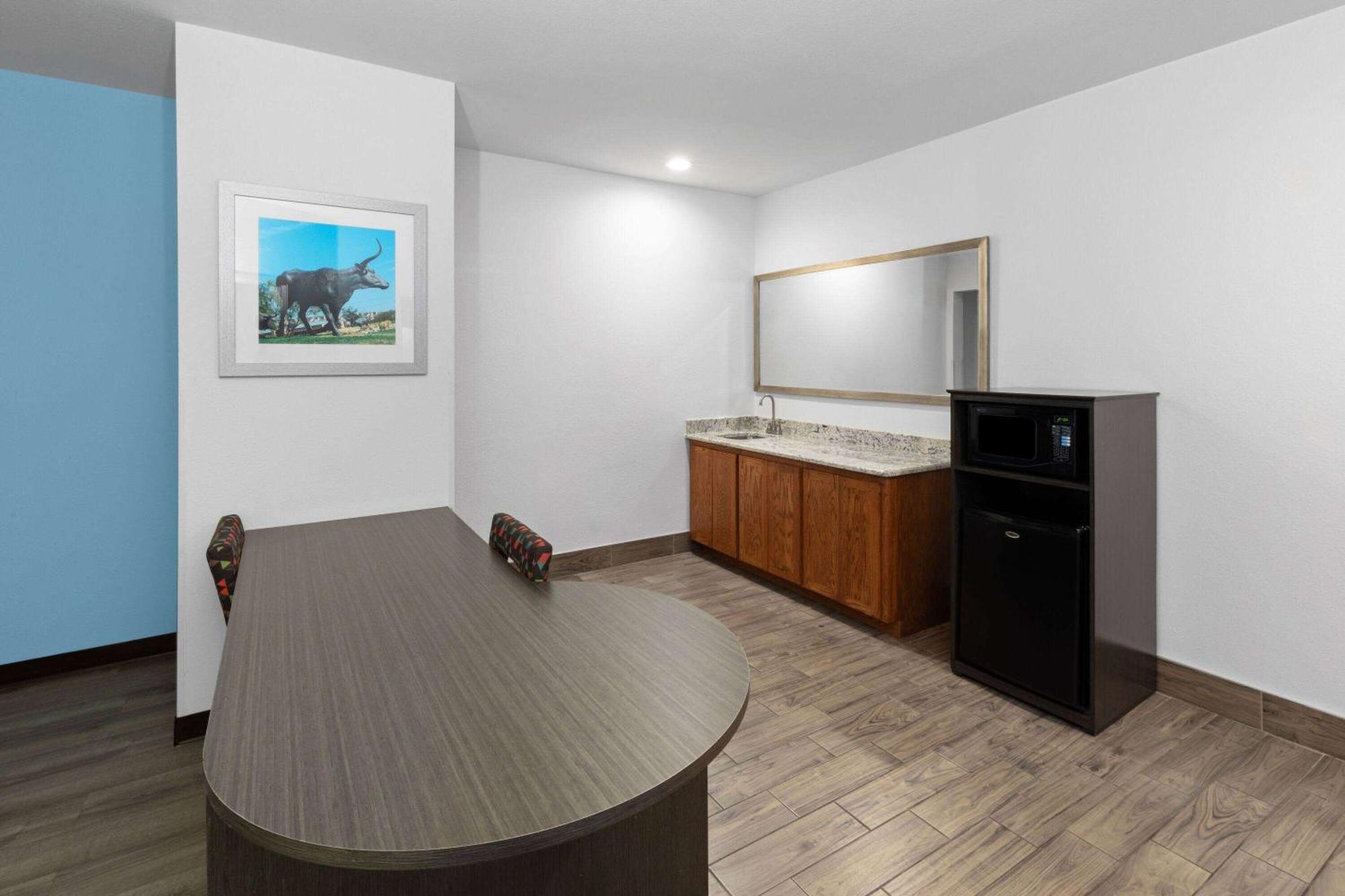 Days Inn & Suites By Wyndham Lubbock Medical Center Dış mekan fotoğraf