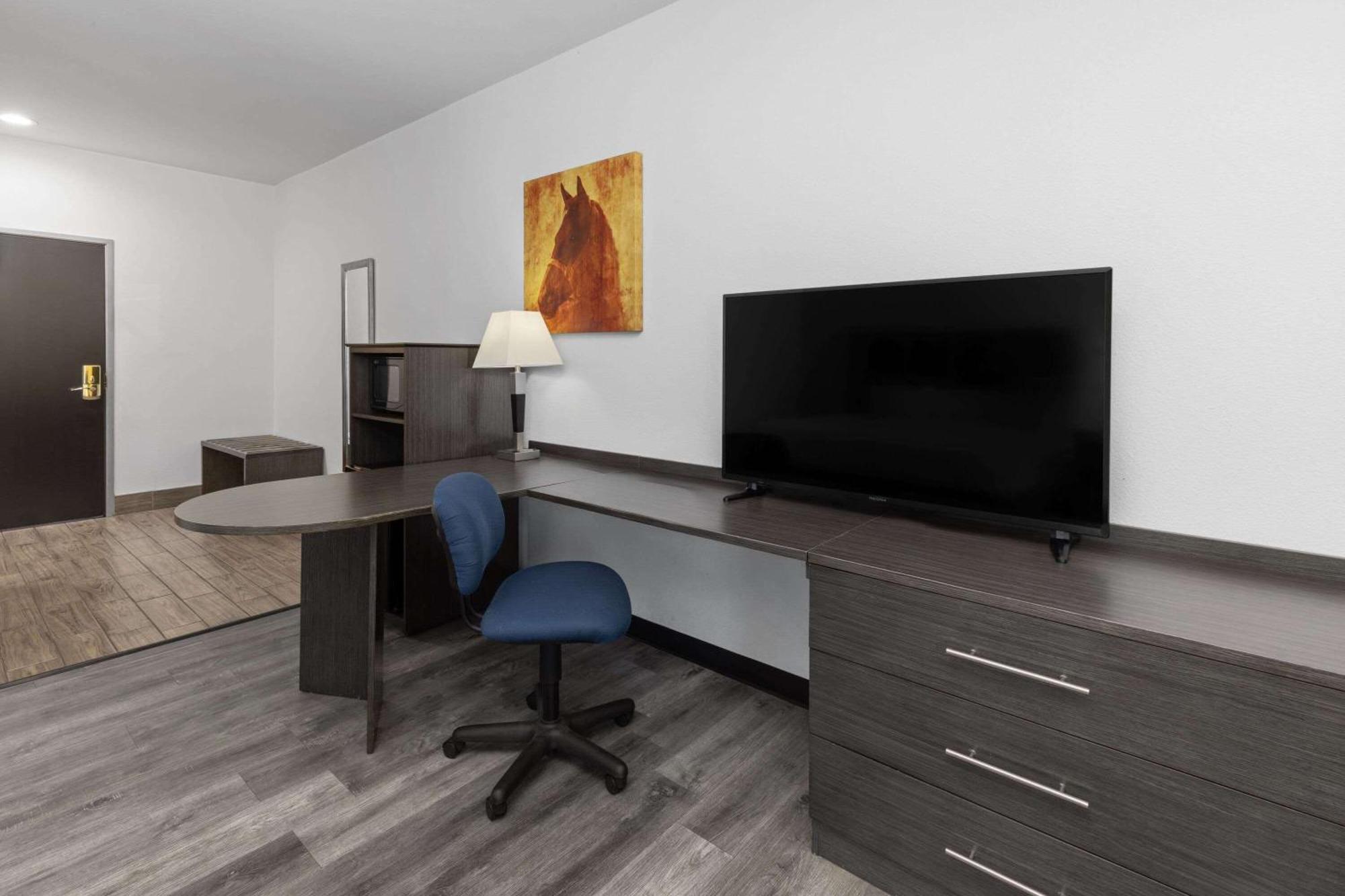 Days Inn & Suites By Wyndham Lubbock Medical Center Dış mekan fotoğraf