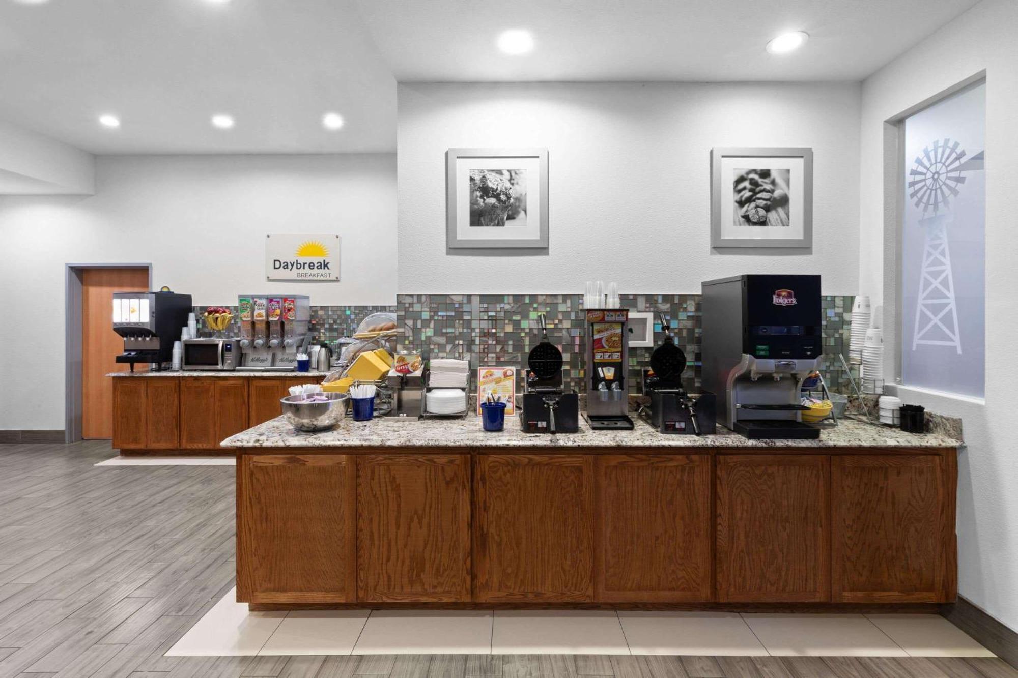 Days Inn & Suites By Wyndham Lubbock Medical Center Dış mekan fotoğraf