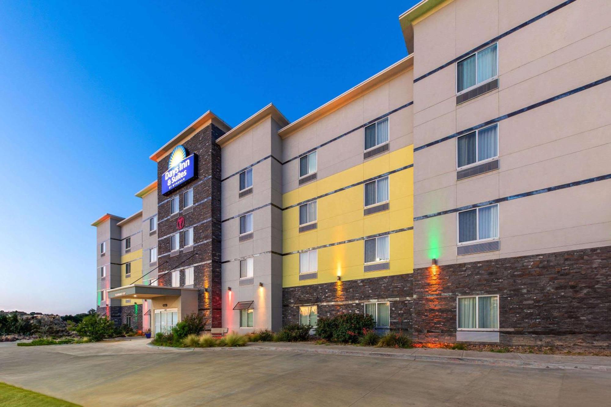Days Inn & Suites By Wyndham Lubbock Medical Center Dış mekan fotoğraf